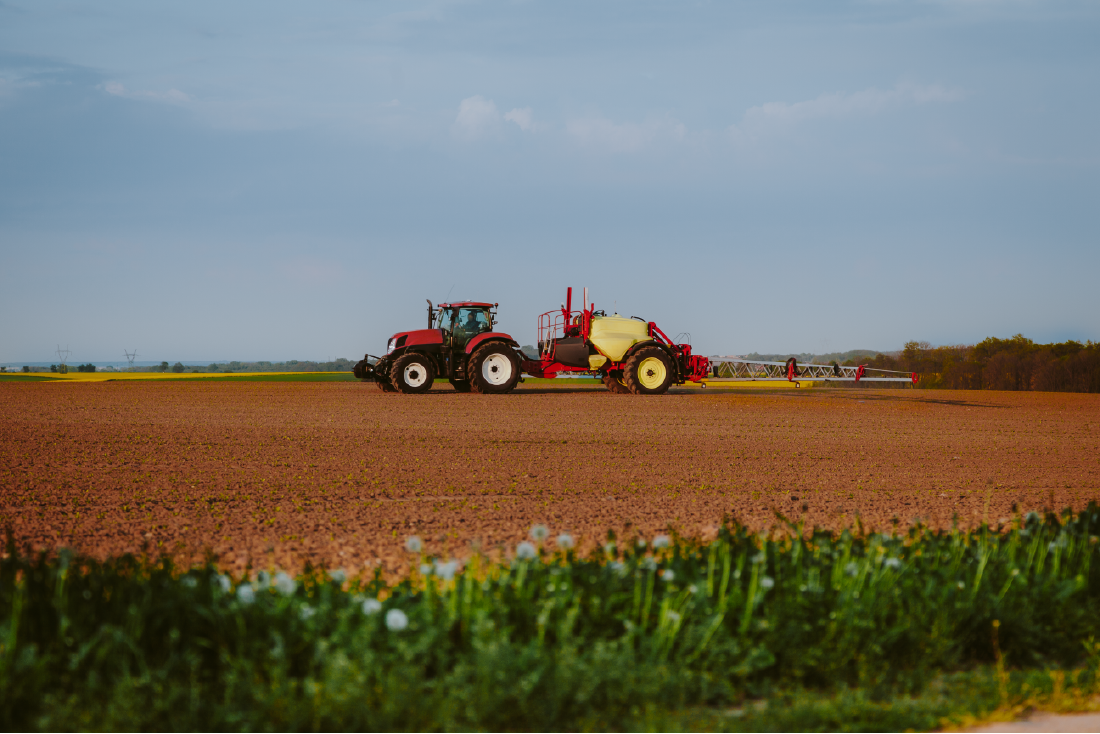 Tractor in field red 01